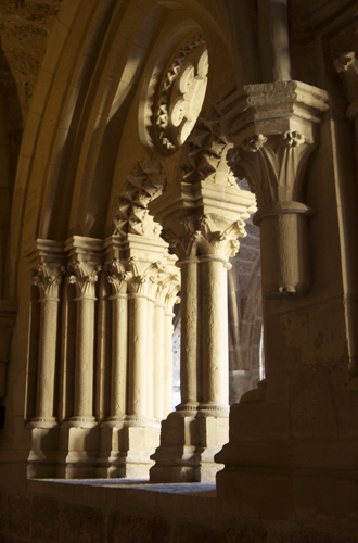 Imagen interior de la ventana de la portada de la sala capitular del monasteriode Piedra